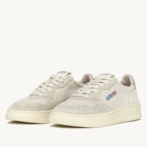 AUTRY MEDALIST LOW SNEAKERS IN SUEDE - IVORY WHITE